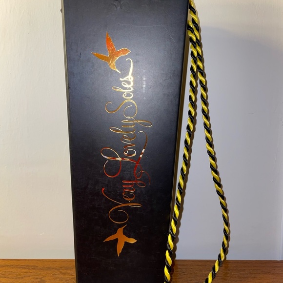 Black leather/patent leather ballet flats. Never worn. New in the box. - Picture 6 of 14